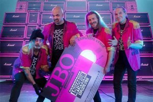 J.B.O. neue Single «Vito, wir machen Krach». Video öffnet das fünfte Türchen im «Haus Of The Rising Fun»