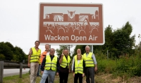Touristische Hinweistafeln "Wacken Open Air" an der Autobahn A23 enthüllt