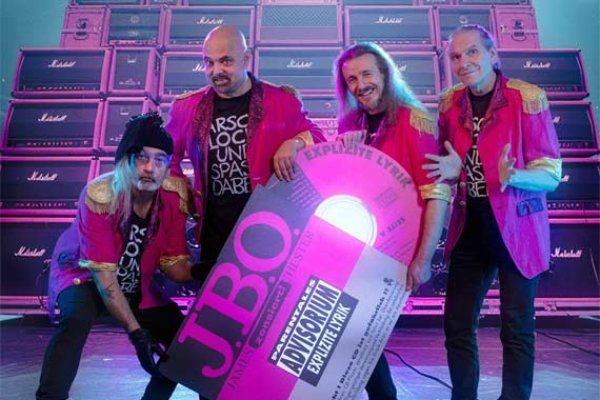 J.B.O. lassen mit «Bussi» die Fanherzen im Lyric-Video höher schlagen