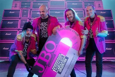 J.B.O. lassen mit «Bussi» die Fanherzen im Lyric-Video höher schlagen