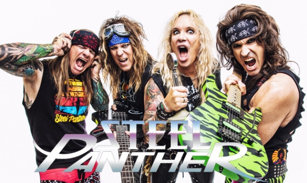 STEEL PANTHER krönen den achtfingrigen und doppeldaumigen Freakazoid Spyder zum neuen Bassisten